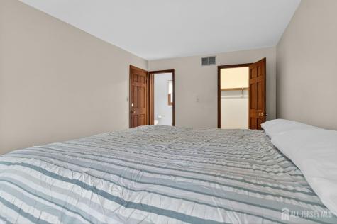 7 Lake Farrington Drive North Brunswick NJ 08902