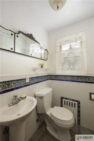 25 Voorhees Place Metuchen NJ 08840