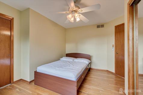 688 Grove Avenue Edison NJ 08820