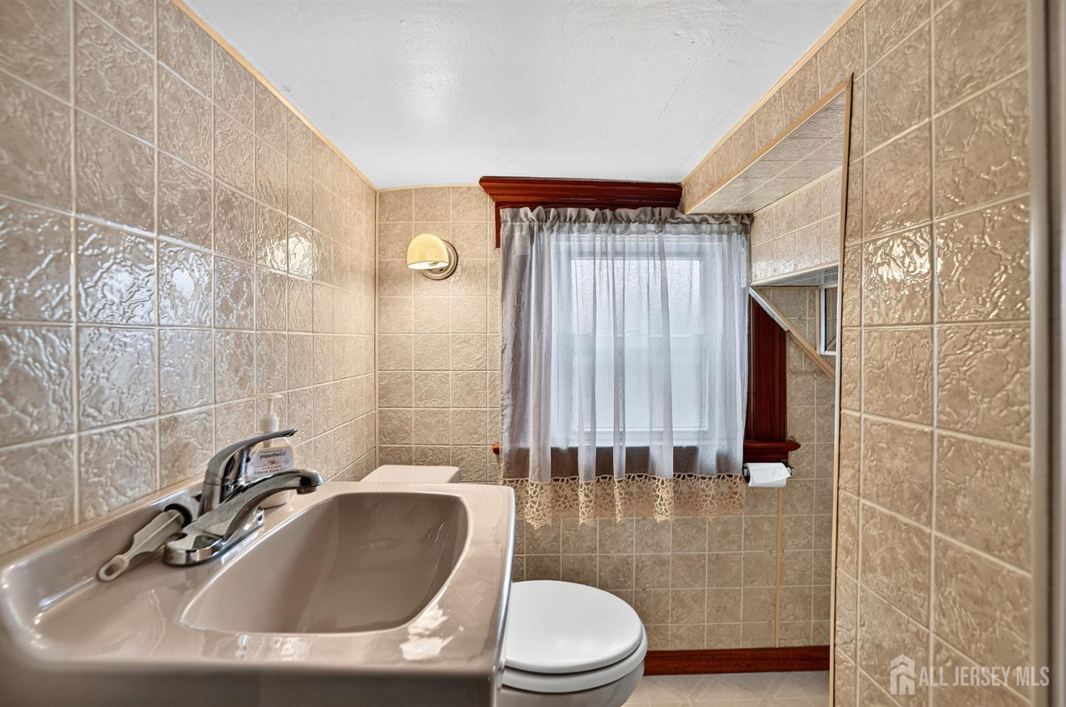 33 Burnet Street Avenel NJ 07001