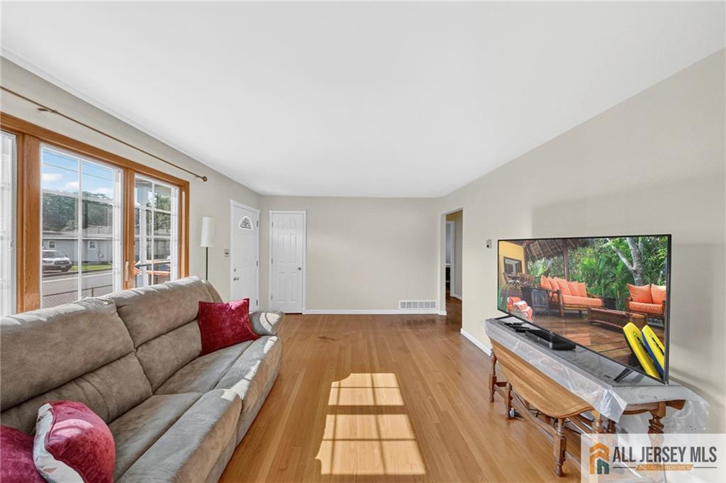18 Woodland Road Spotswood NJ 08884