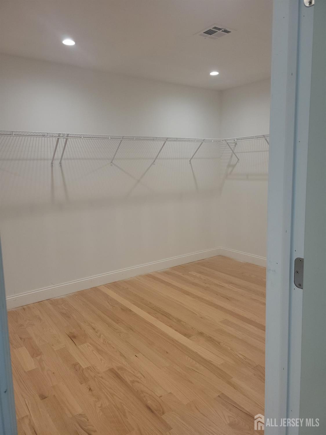 208 E James Place E Iselin NJ 07095