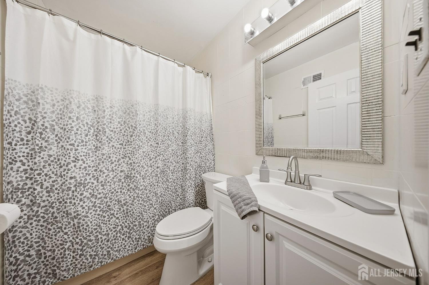 6102 N Oaks Boulevard North Brunswick NJ 08902