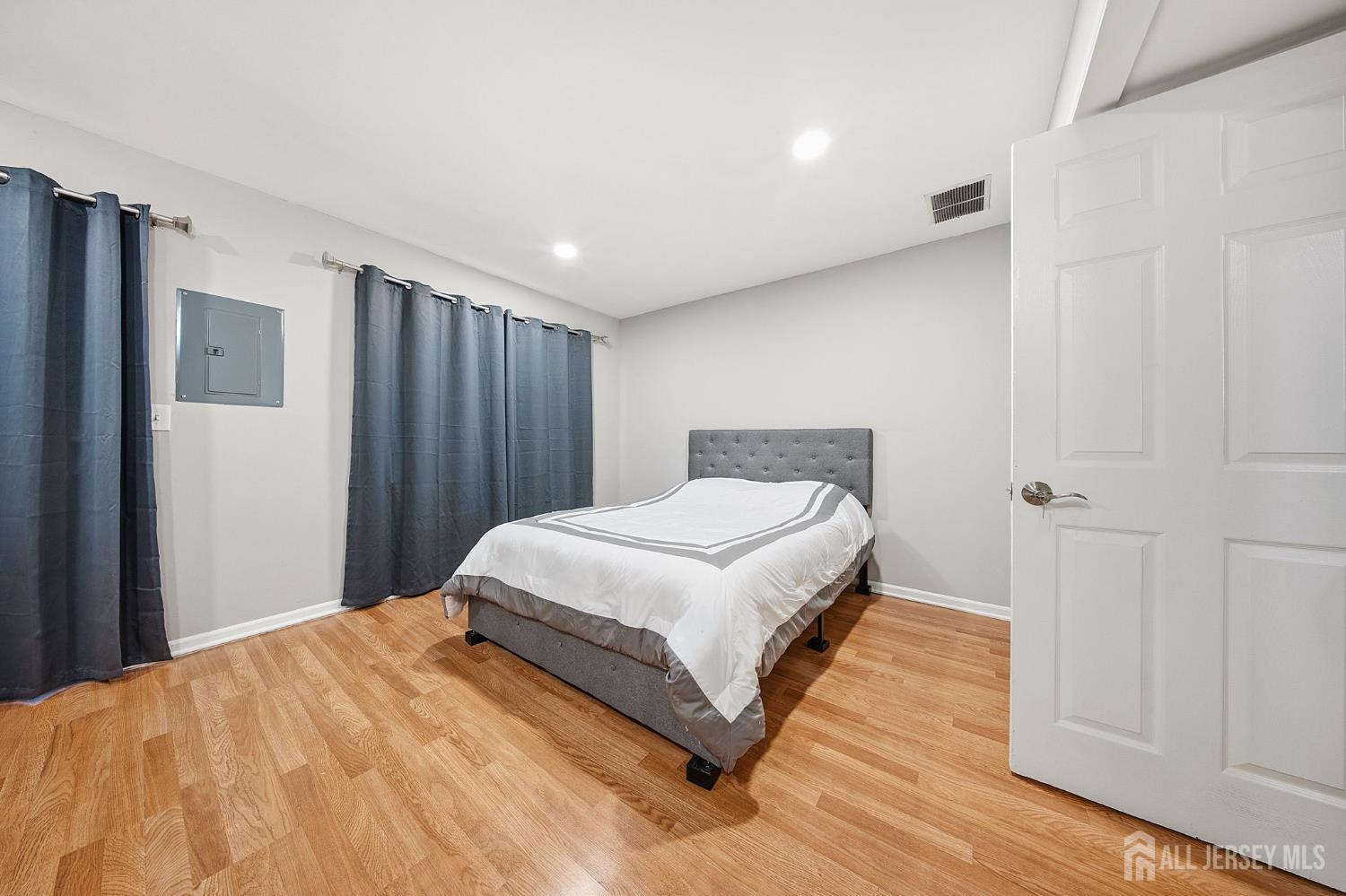 6102 N Oaks Boulevard North Brunswick NJ 08902