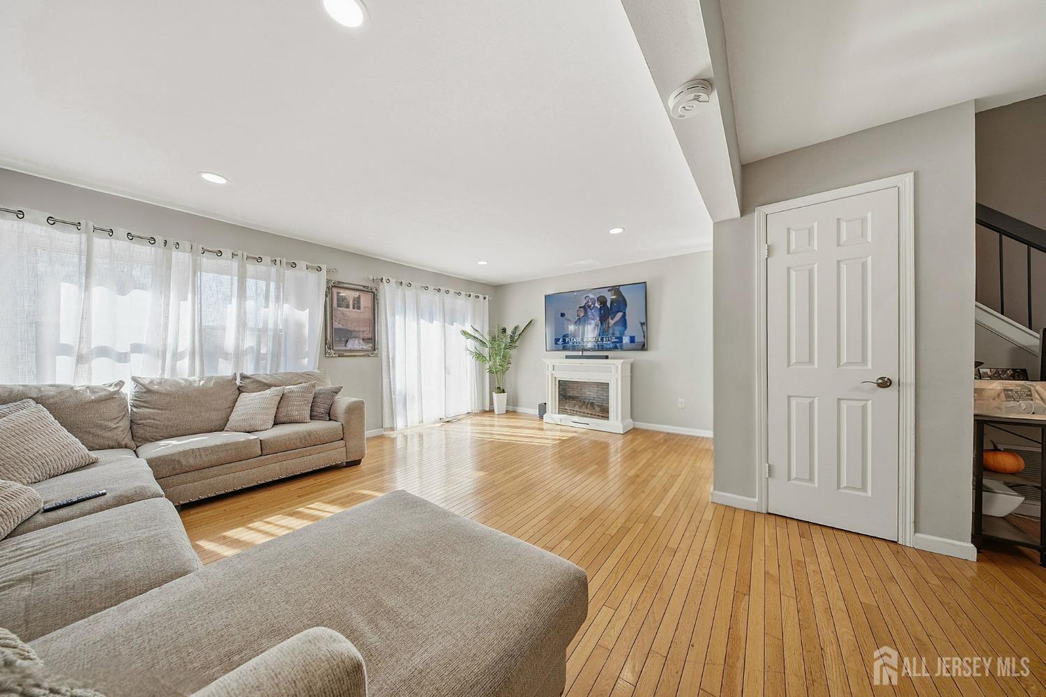 6102 N Oaks Boulevard North Brunswick NJ 08902