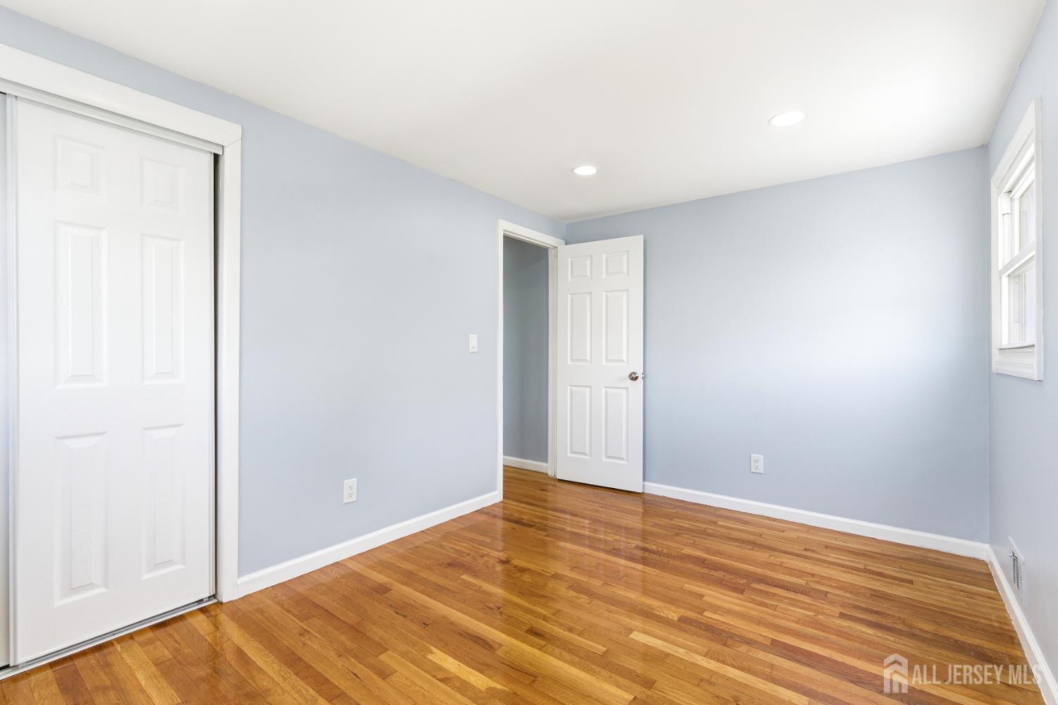 29 Swarthmore Drive Carteret NJ 07008