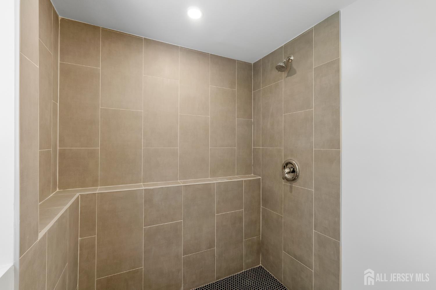 33 Larchmont Road Edison NJ 08837