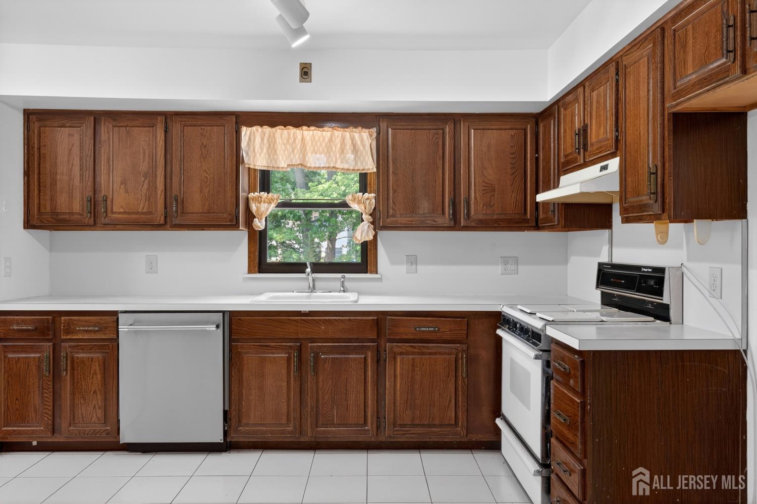 212 Oxford Road Edison NJ 08820