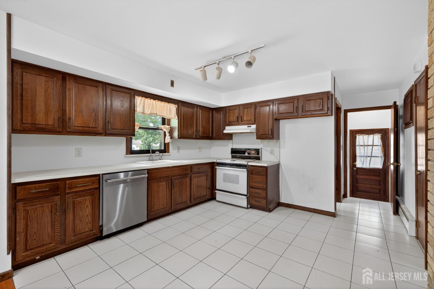 212 Oxford Road Edison NJ 08820