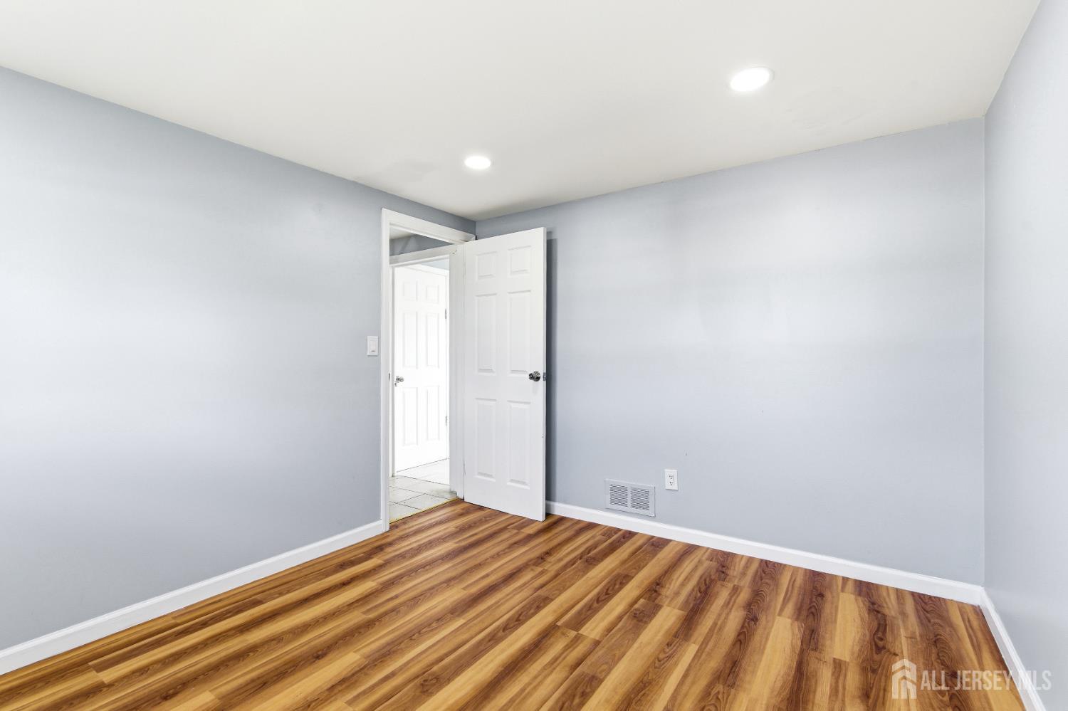 29 Swarthmore Drive Carteret NJ 07008