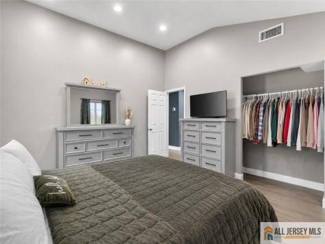 118 Poplar Street Carteret NJ 07008