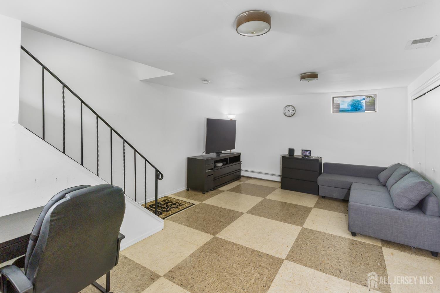 323 Gills Ln Unit #5 H Lane Iselin NJ 08830