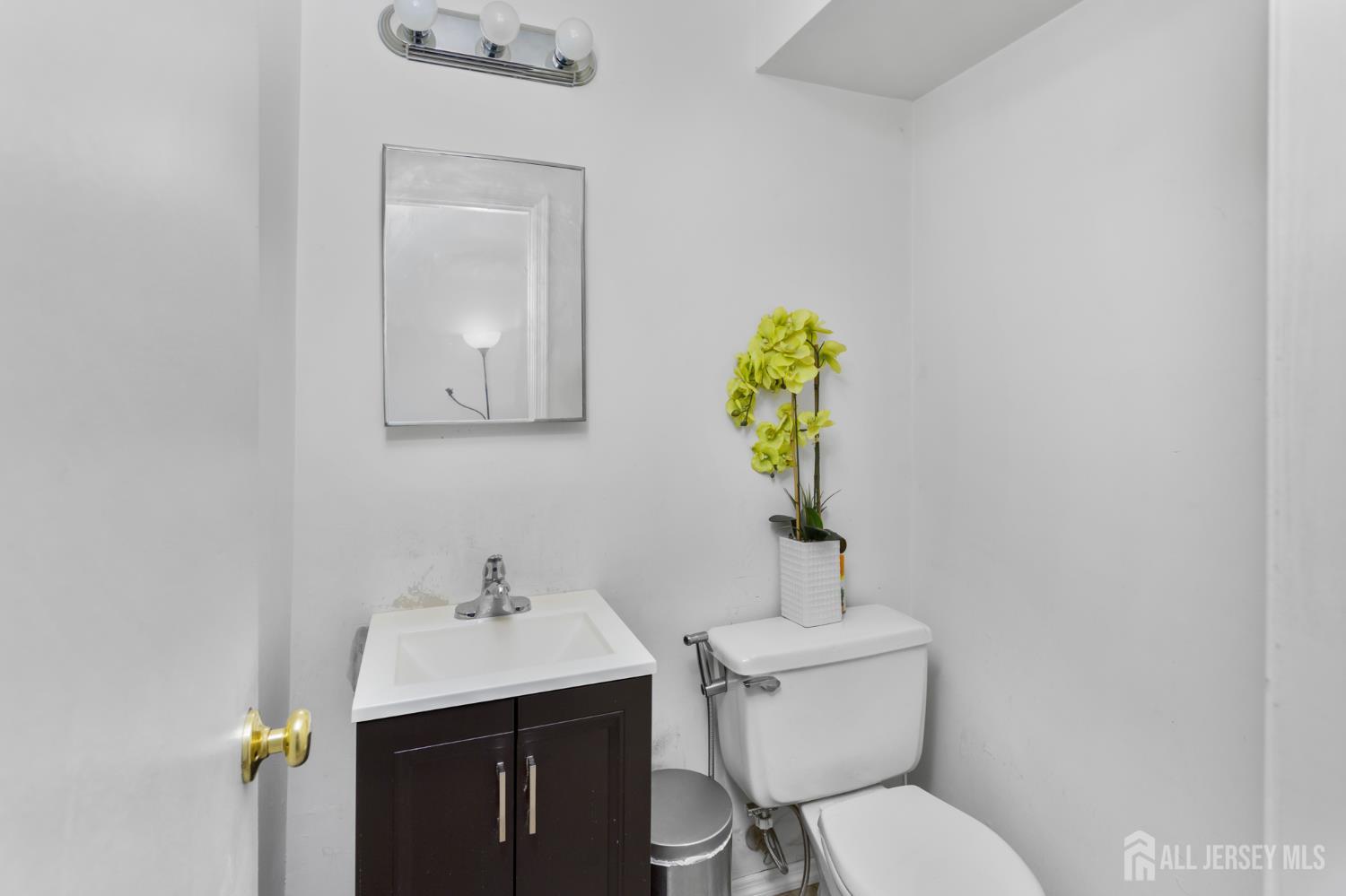 323 Gills Ln Unit #5 H Lane Iselin NJ 08830