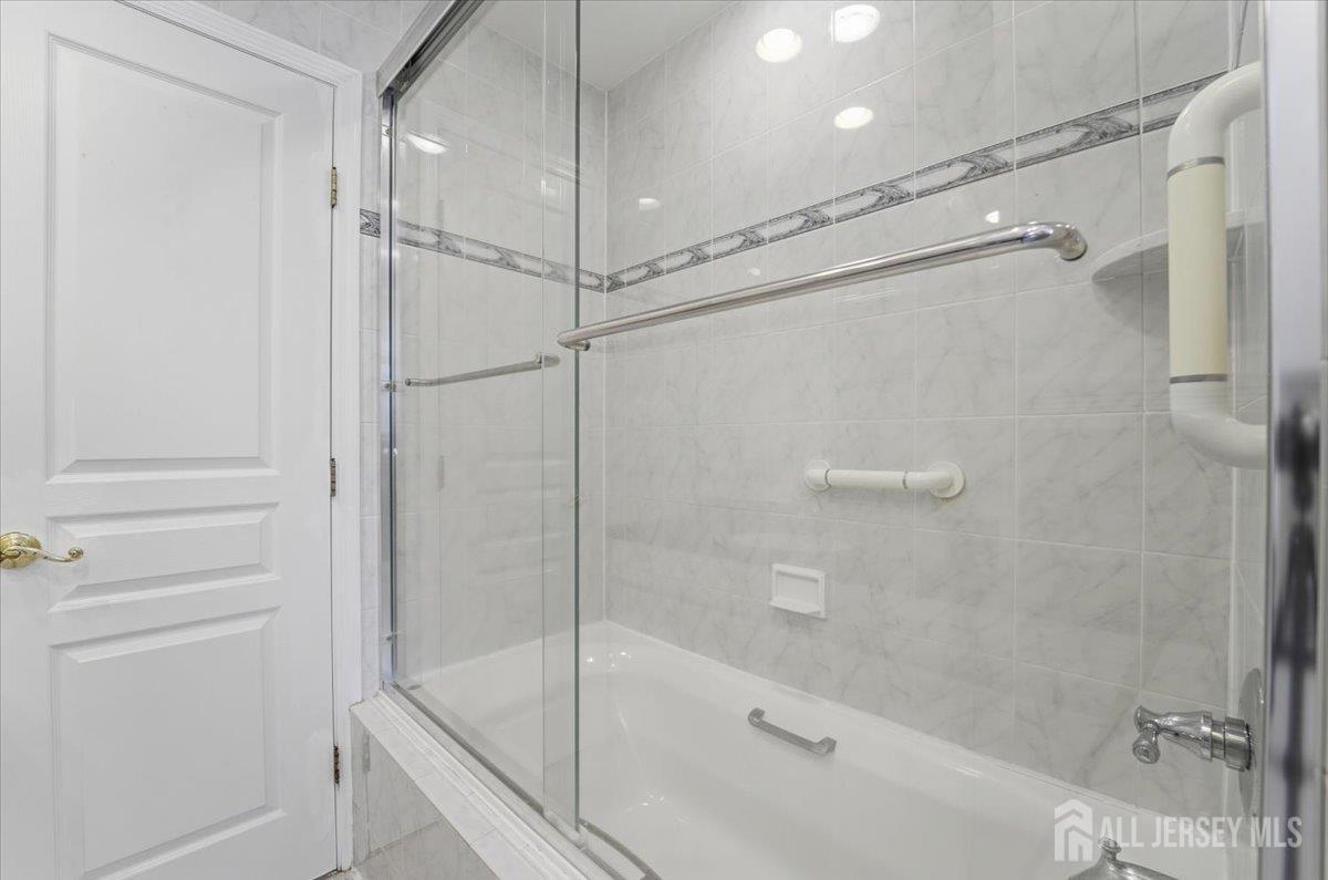 6 King Arthurs Court Edison NJ 08820