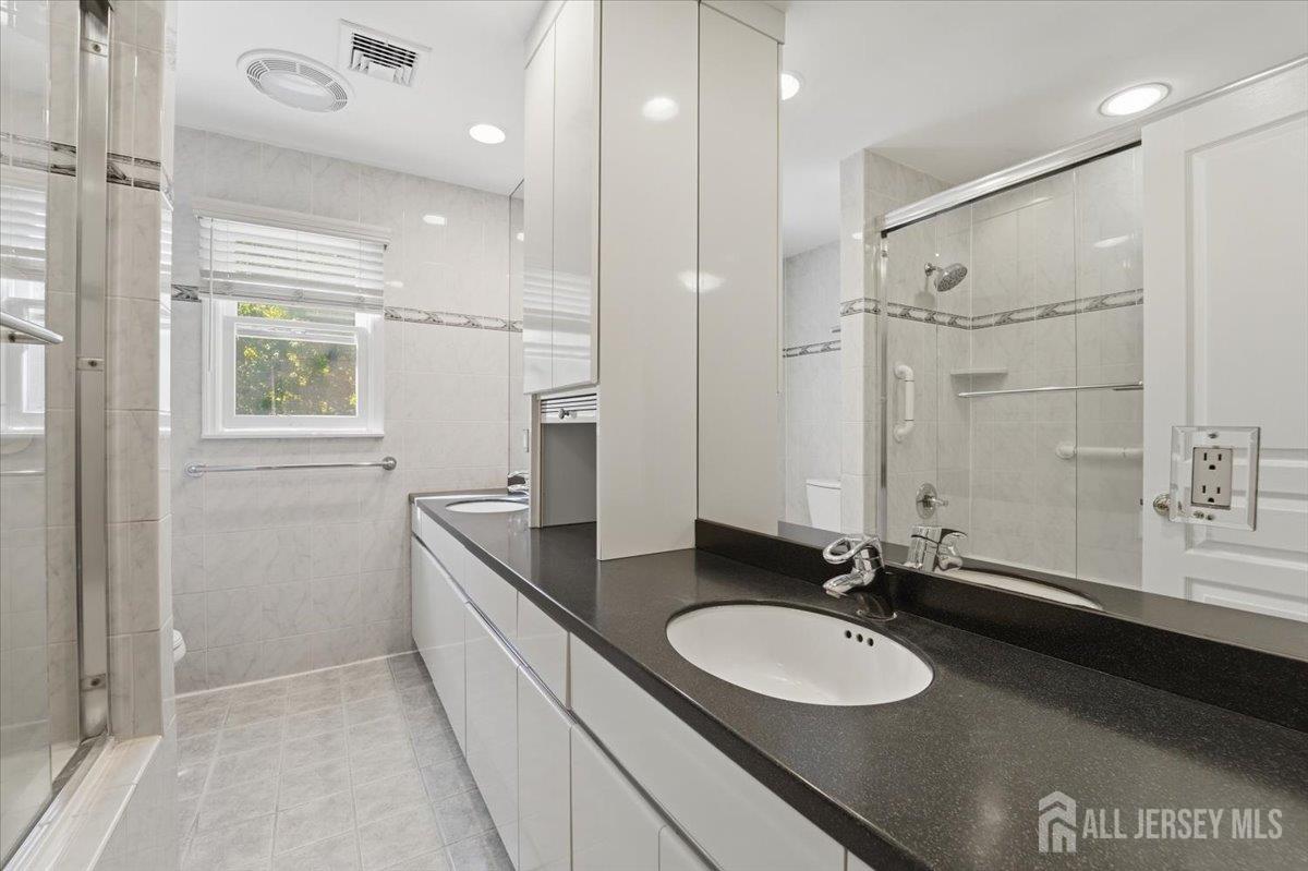 6 King Arthurs Court Edison NJ 08820