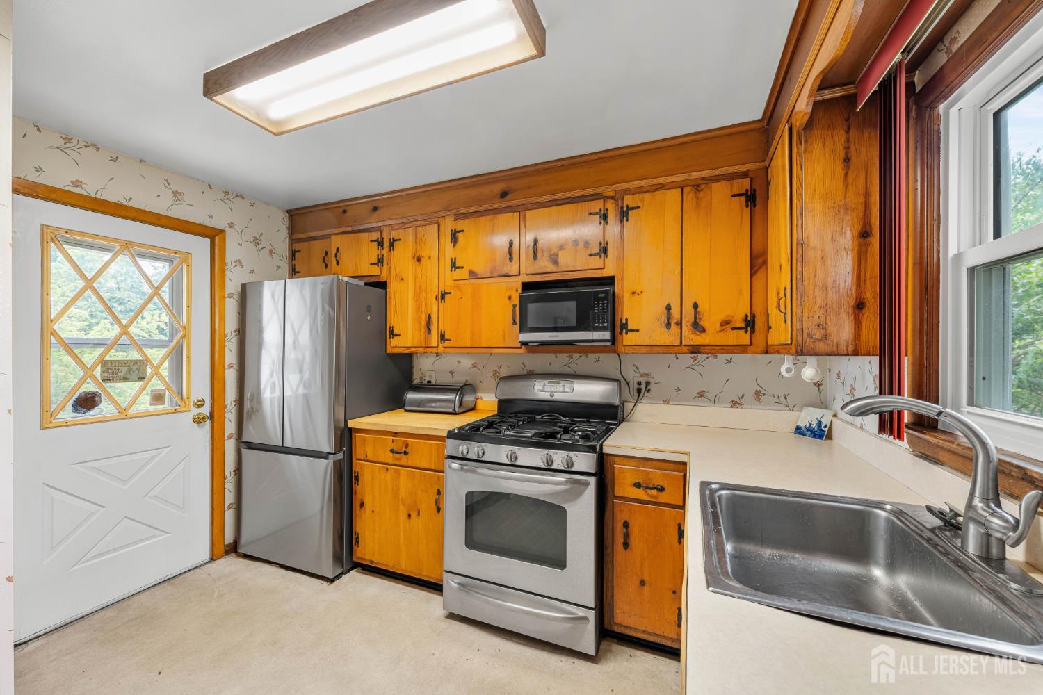 348 S 3rd Avenue Highland Park NJ 08904