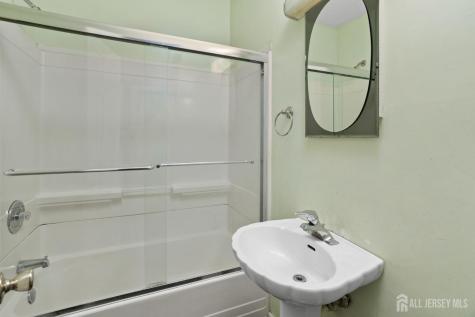 35 Melbourne Court Woodbridge Proper NJ 07095