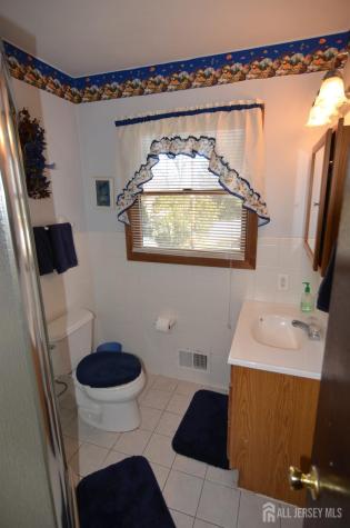 27 Henley Street Woodbridge Proper NJ 07095