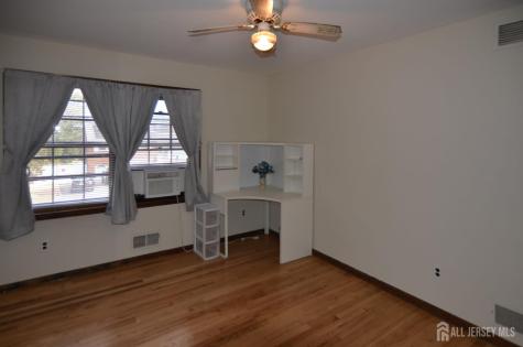 27 Henley Street Woodbridge Proper NJ 07095