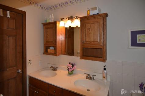 27 Henley Street Woodbridge Proper NJ 07095