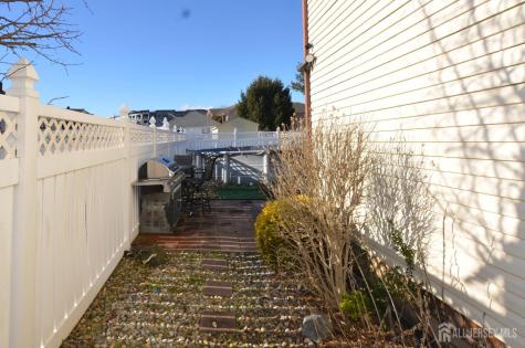 27 Henley Street Woodbridge Proper NJ 07095