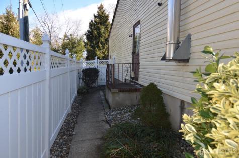 27 Henley Street Woodbridge Proper NJ 07095