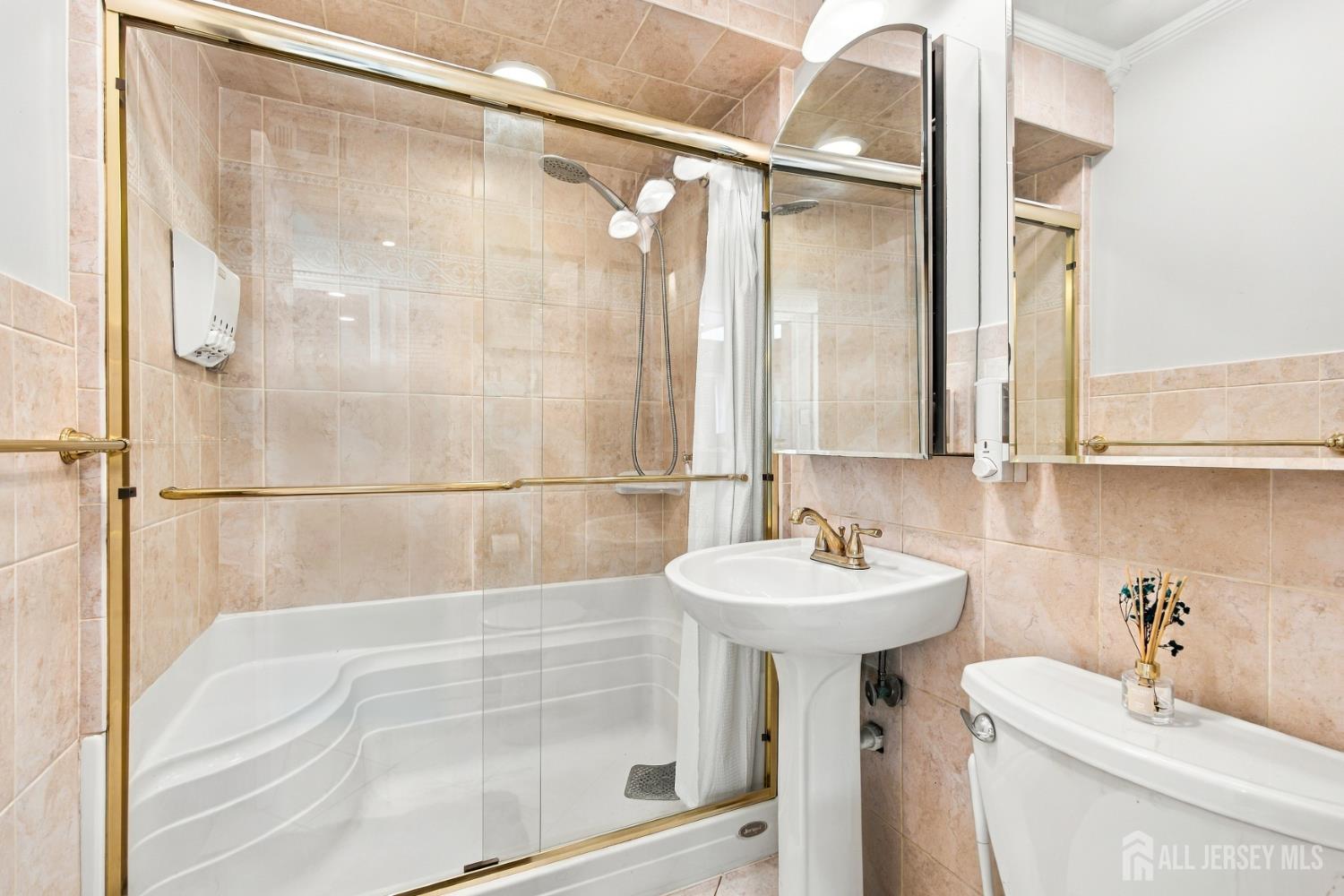 12 E Knollwood Road Edison NJ 08817