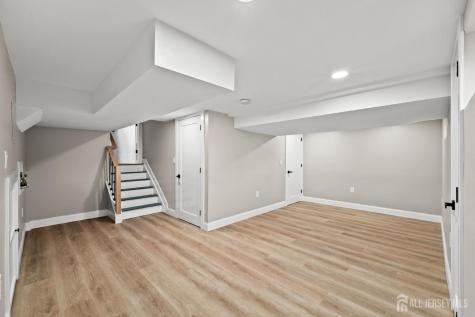 41 Oakwood Drive Sayreville NJ 08859