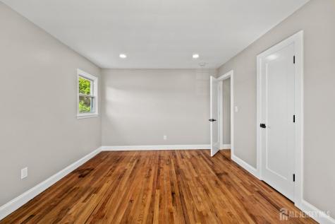 41 Oakwood Drive Sayreville NJ 08859