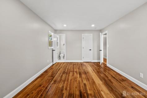41 Oakwood Drive Sayreville NJ 08859