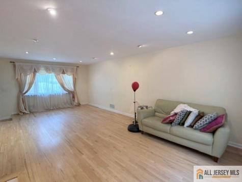 13 Greenwich Road Edison NJ 08820