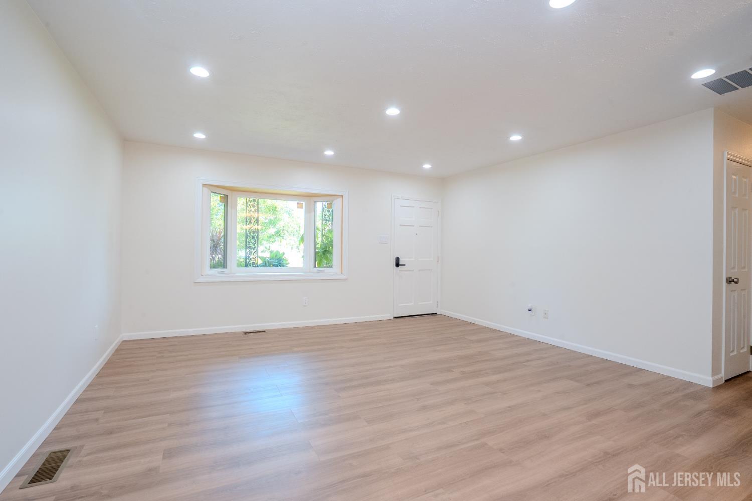 4 Hunterdon Avenue Monroe NJ 08831
