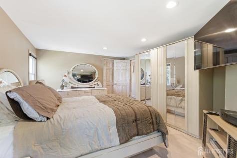 31 Pinetree Drive Sayreville NJ 08859