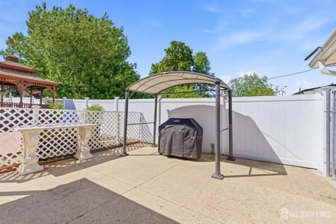 31 Pinetree Drive Sayreville NJ 08859