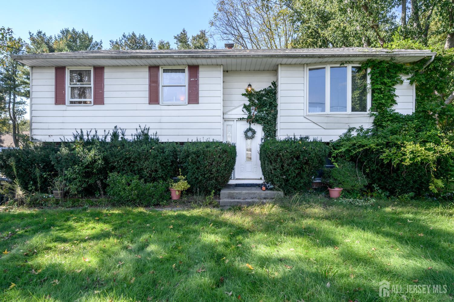25 Applegate Lane Plumsted NJ 08533