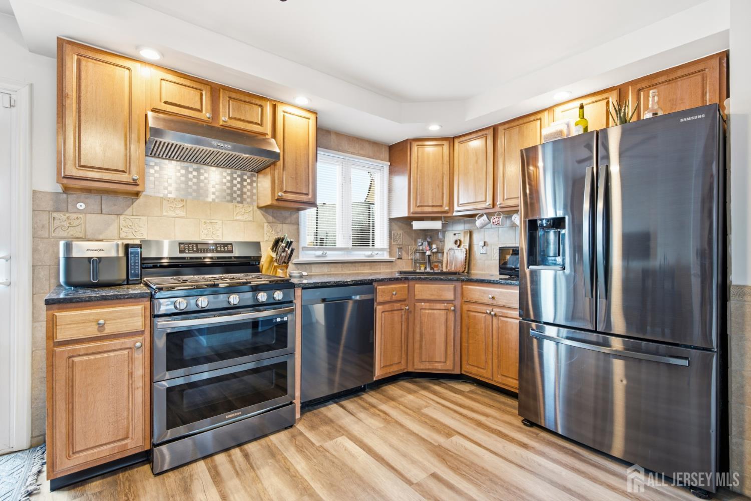 8 Oak Street Carteret NJ 07008