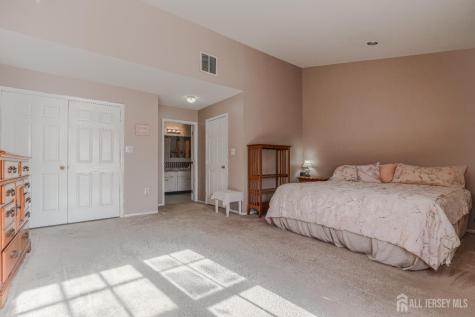 33 Vandeventer Court Sayreville NJ 08872