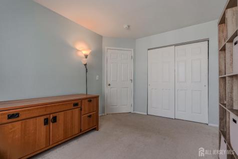 33 Vandeventer Court Sayreville NJ 08872