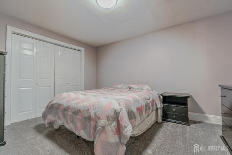 33 Vandeventer Court Sayreville NJ 08872