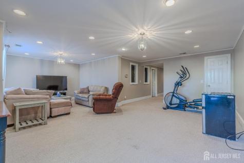 33 Vandeventer Court Sayreville NJ 08872