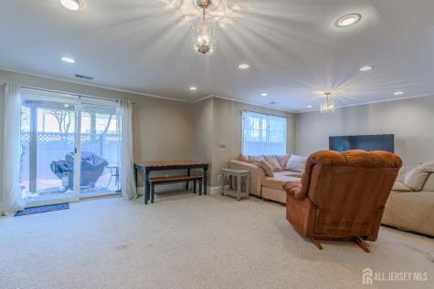 33 Vandeventer Court Sayreville NJ 08872