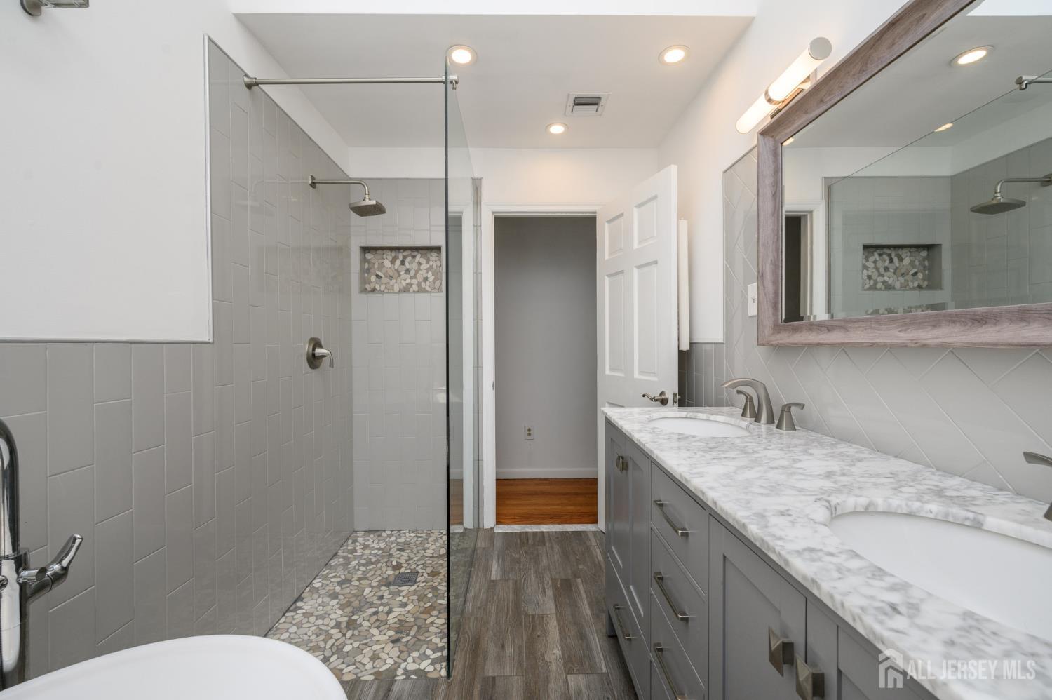 27 Fagan Place Colonia NJ 07067