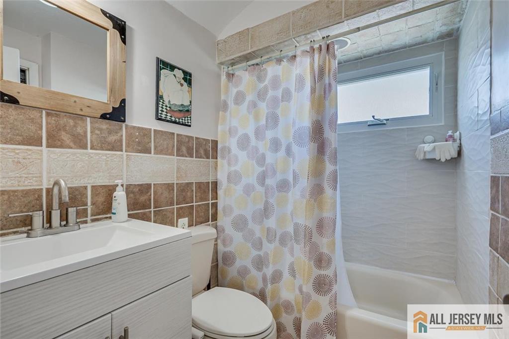 89 Whitman Street Carteret NJ 07008