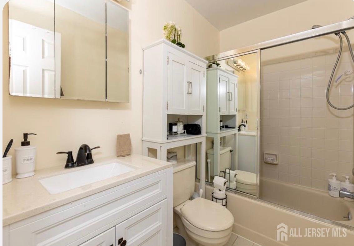 40 Lantern Lane Sayreville NJ 08872