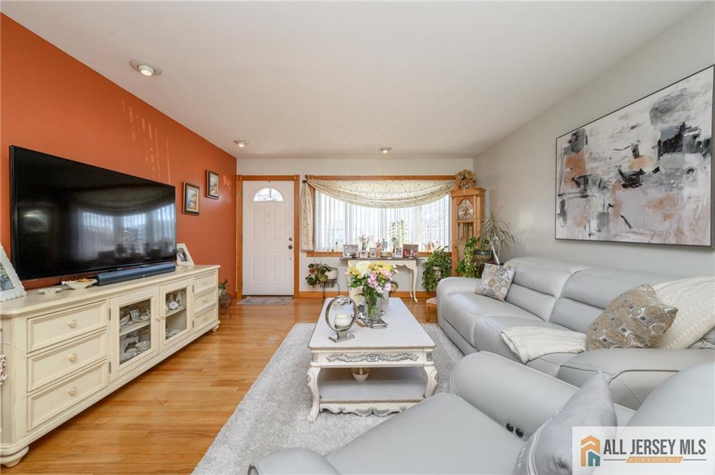 124 Inwood Avenue Colonia NJ 07067