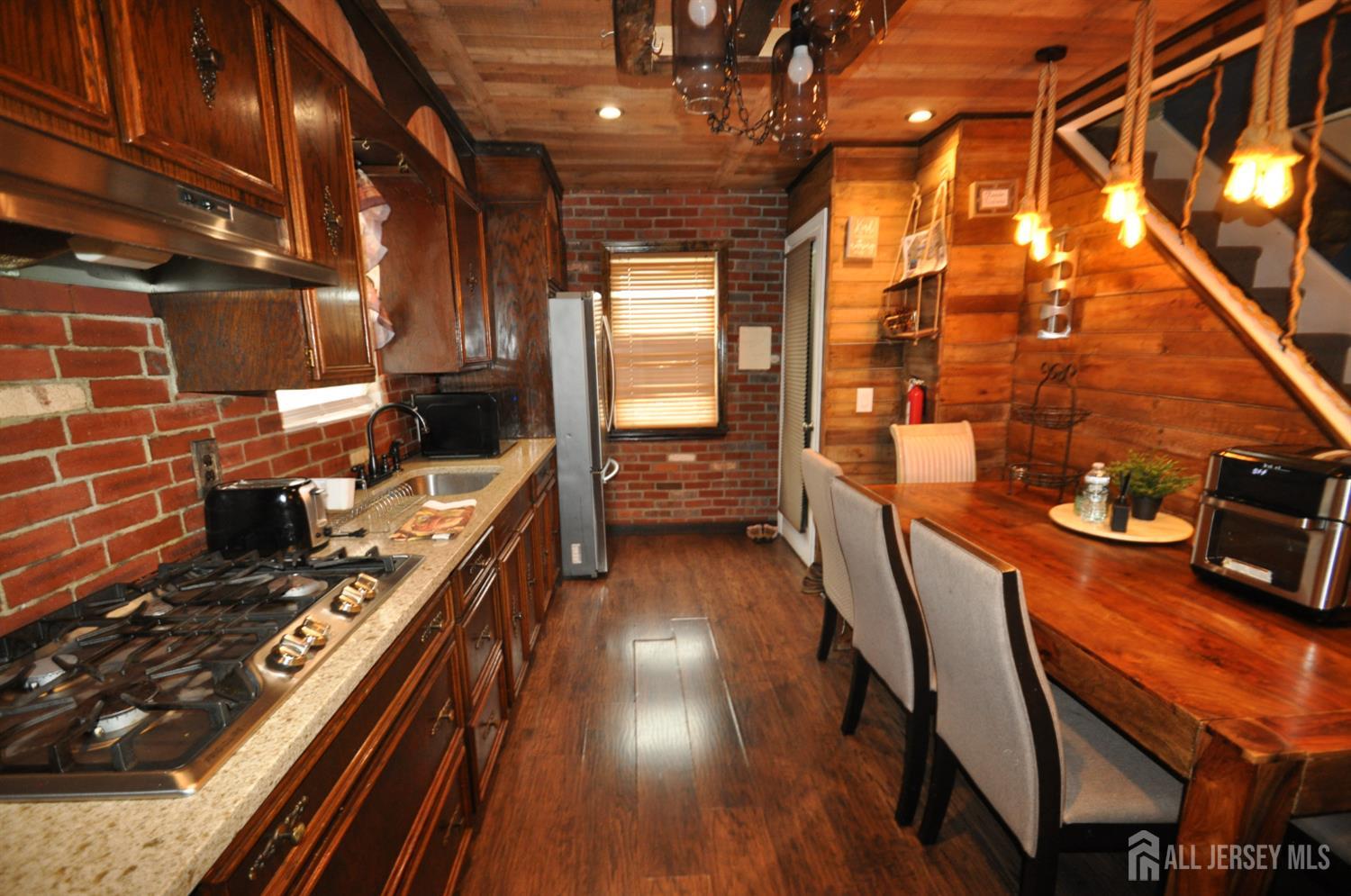20 Maine Avenue Carteret NJ 07008