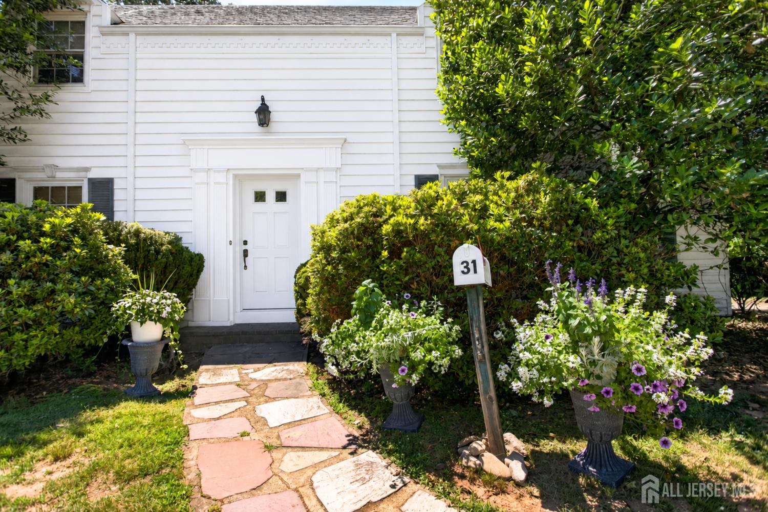 31 Warwick Road Colonia NJ 07067