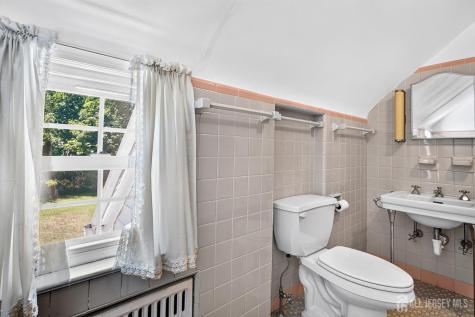 31 Warwick Road Colonia NJ 07067