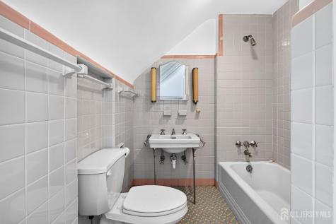 31 Warwick Road Colonia NJ 07067