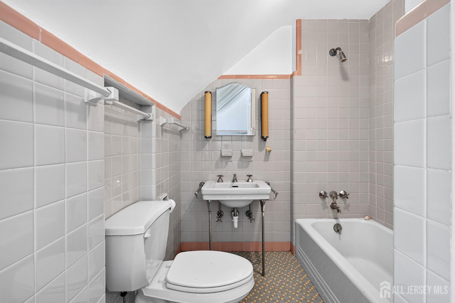 31 Warwick Road Colonia NJ 07067